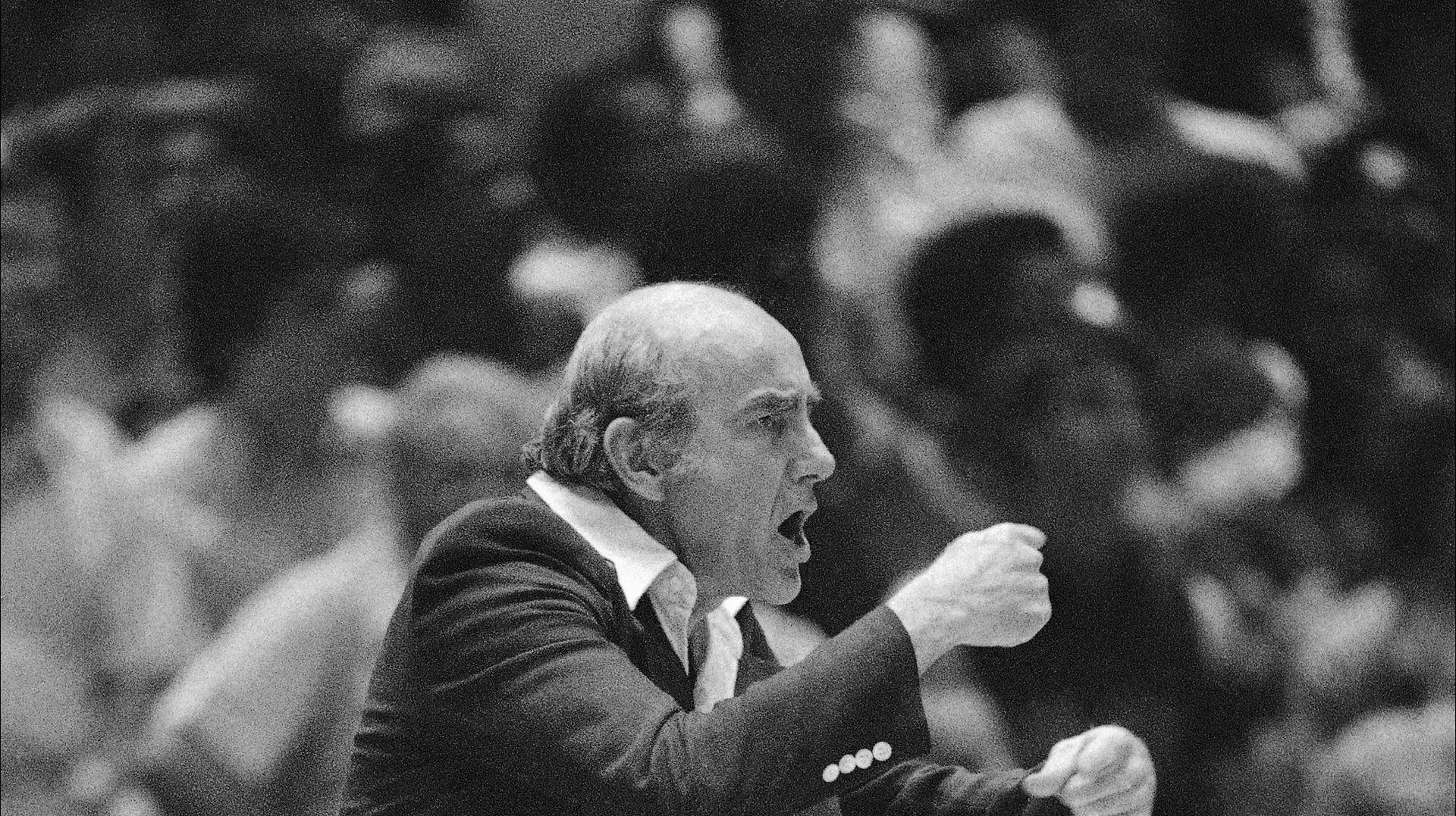 מאמן העבר ג'ק רמזי במהלך סדרת גמר ה-NBA ב-1977