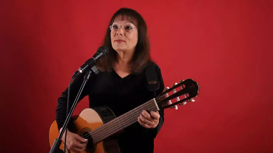 רותי ספרוני בשמלה אדומה יידיש