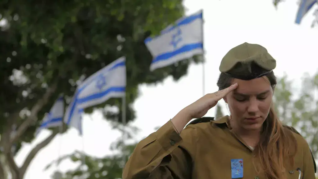 חיילים בטקס יום הזיכרון לחללי מערכות ישראל בקריית שאול