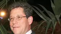 רון לובש