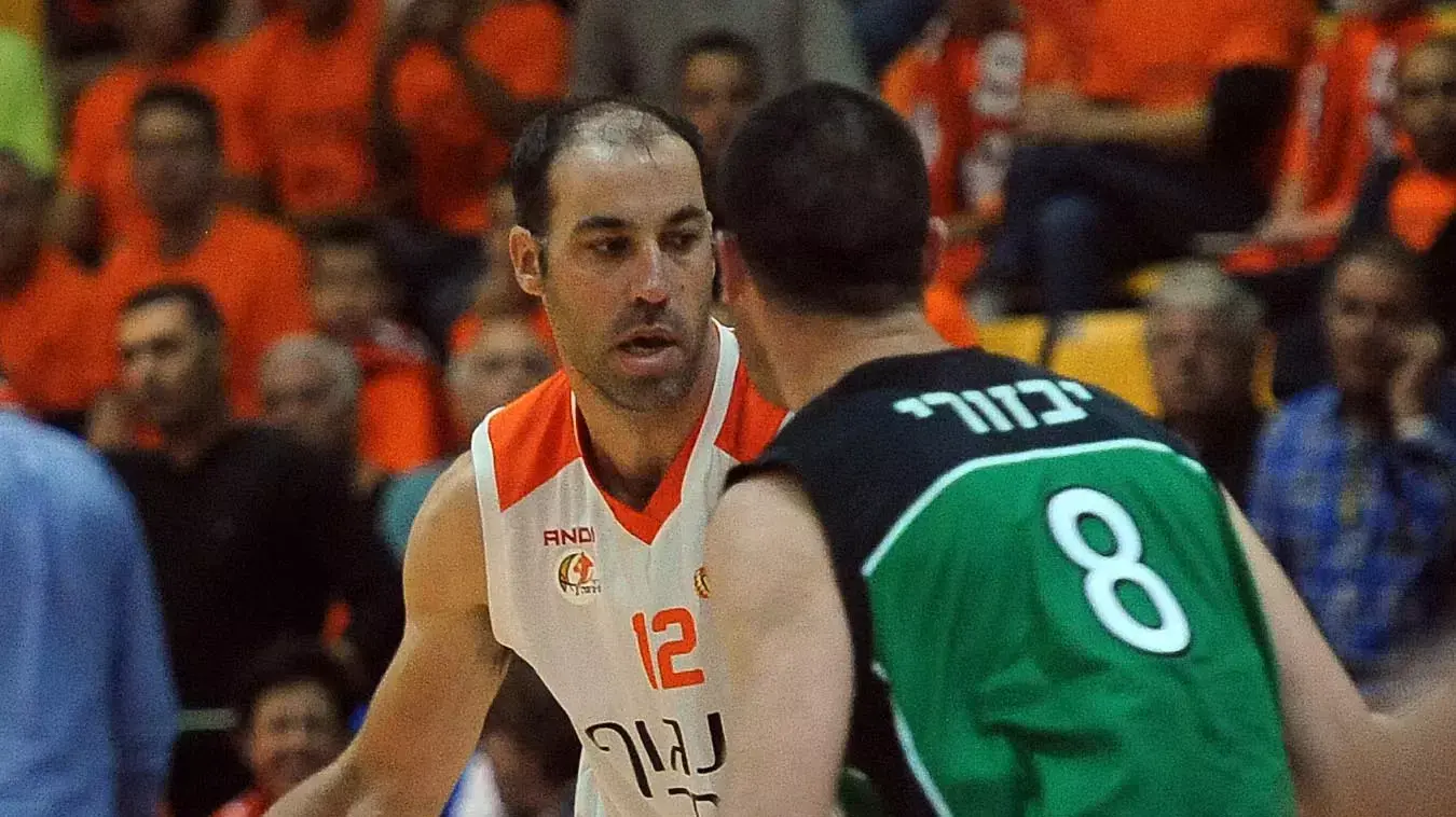 - שחקן עירוני נס ציונה מאיר טפירו מול שחקן מכבי חיפה דגן יבזורי