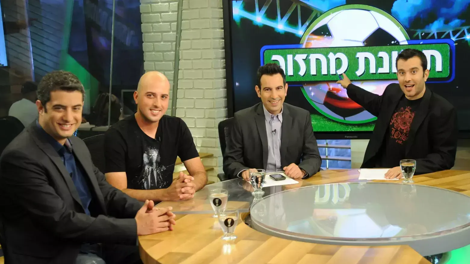 ייטב לוזון מאמן מכבי פתח תקוה עם צוות תמונת מחזור