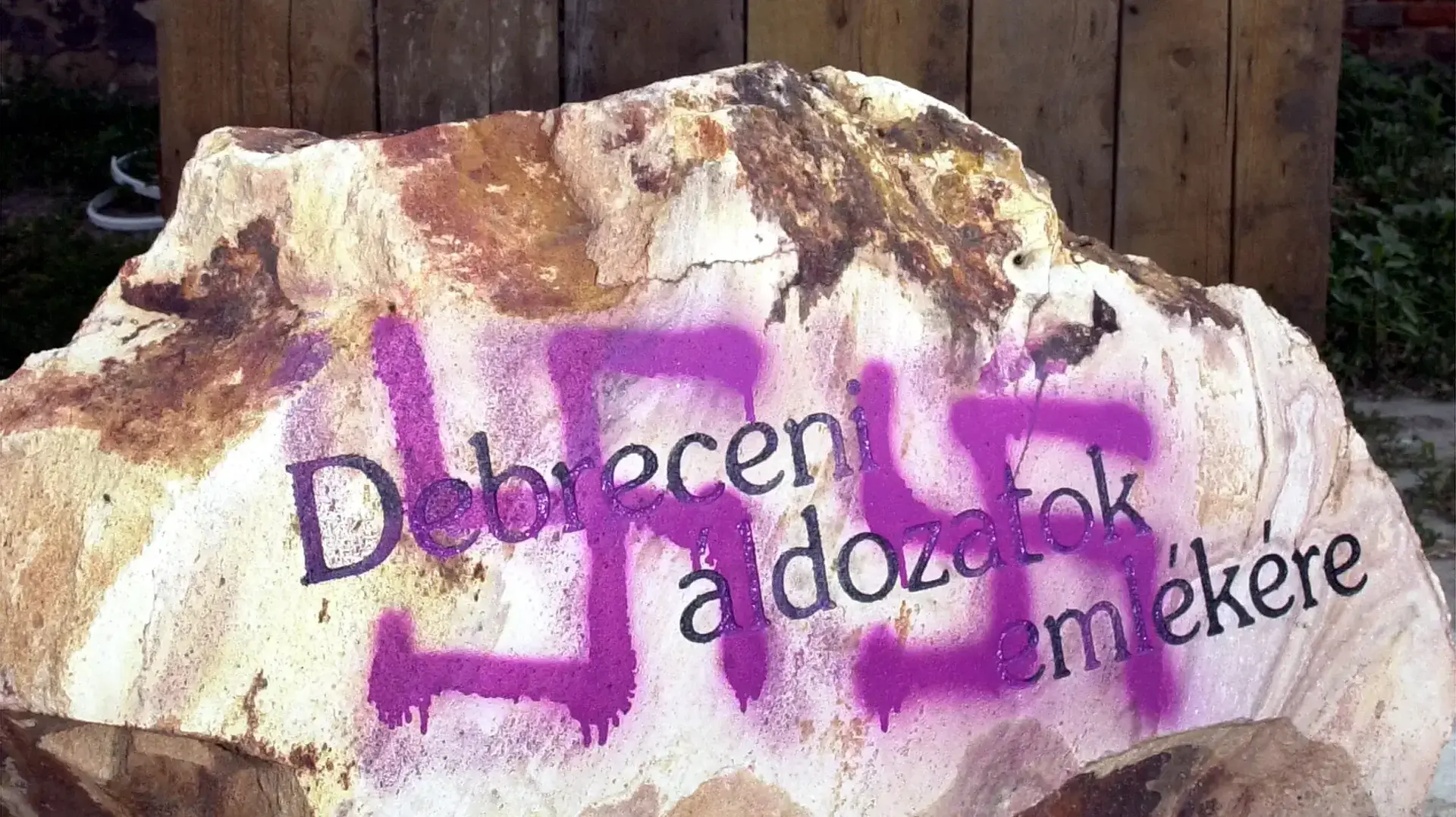 צלבי קרס על אנדרטה לזכר השואה בהונגריה 2004