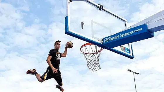 שחקן לורדס אוף גראוויטי מטביע לסל