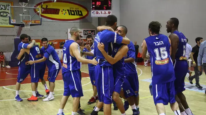 שחקן עירוני נהריה נייט מילר חוגג