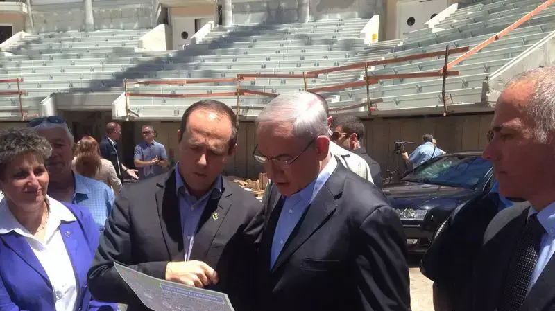ראש הממשלה בנימין נתניהו לצד ראש עיריית ירושלים ניר ברקת בסיור באולם הכדורסל החדש בעיר