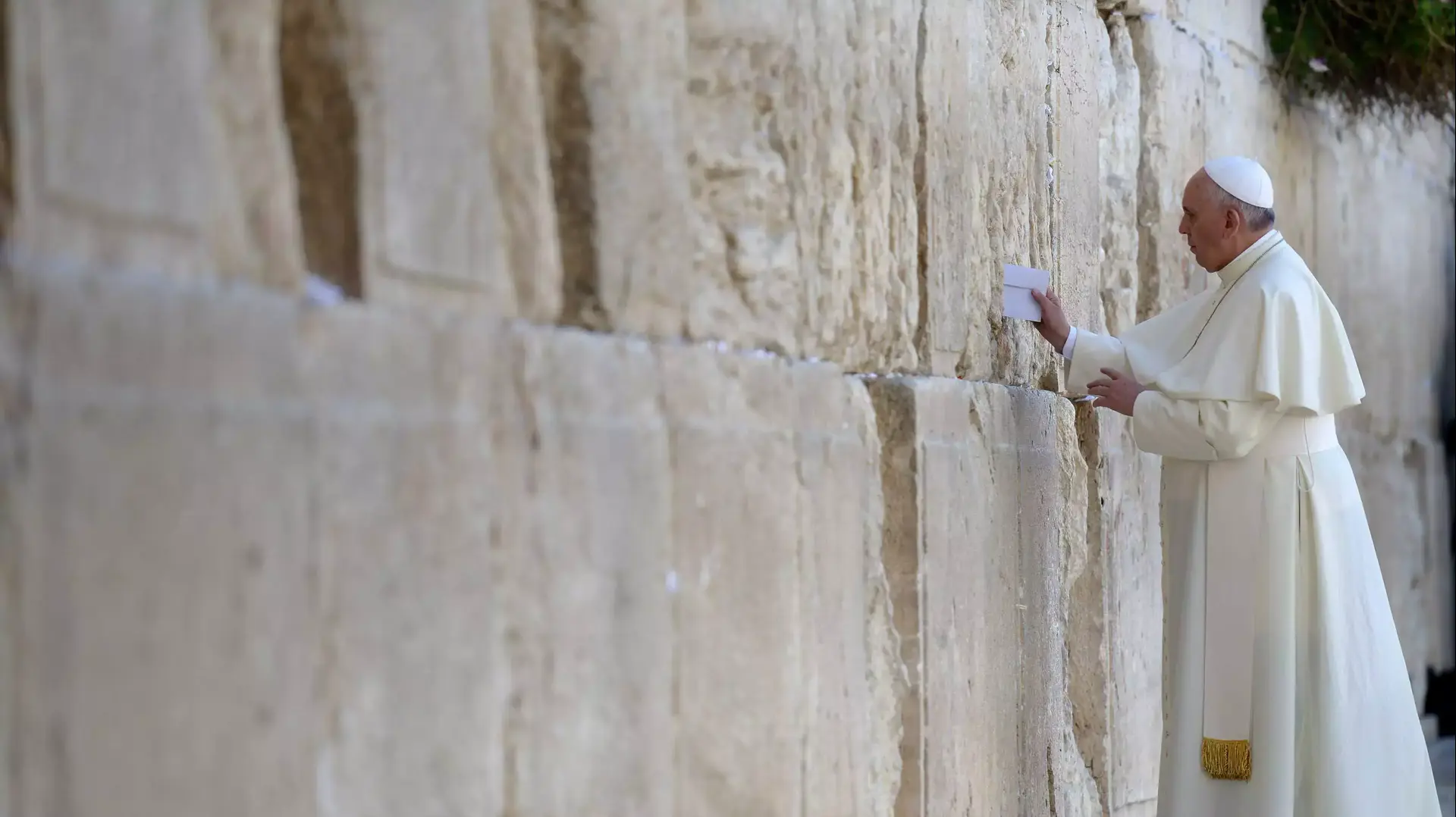 האפיפיור פרנציסקוס טמן פתק בכותל. מאי 2014