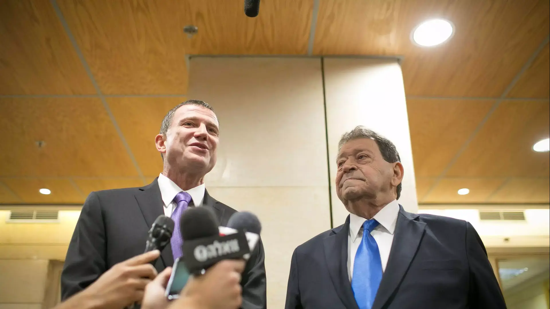 בנימין בן אליעזר במעמד הגשת טפסי המועמדות לנשיאות ליו"ר הכנסת, מאי 2014