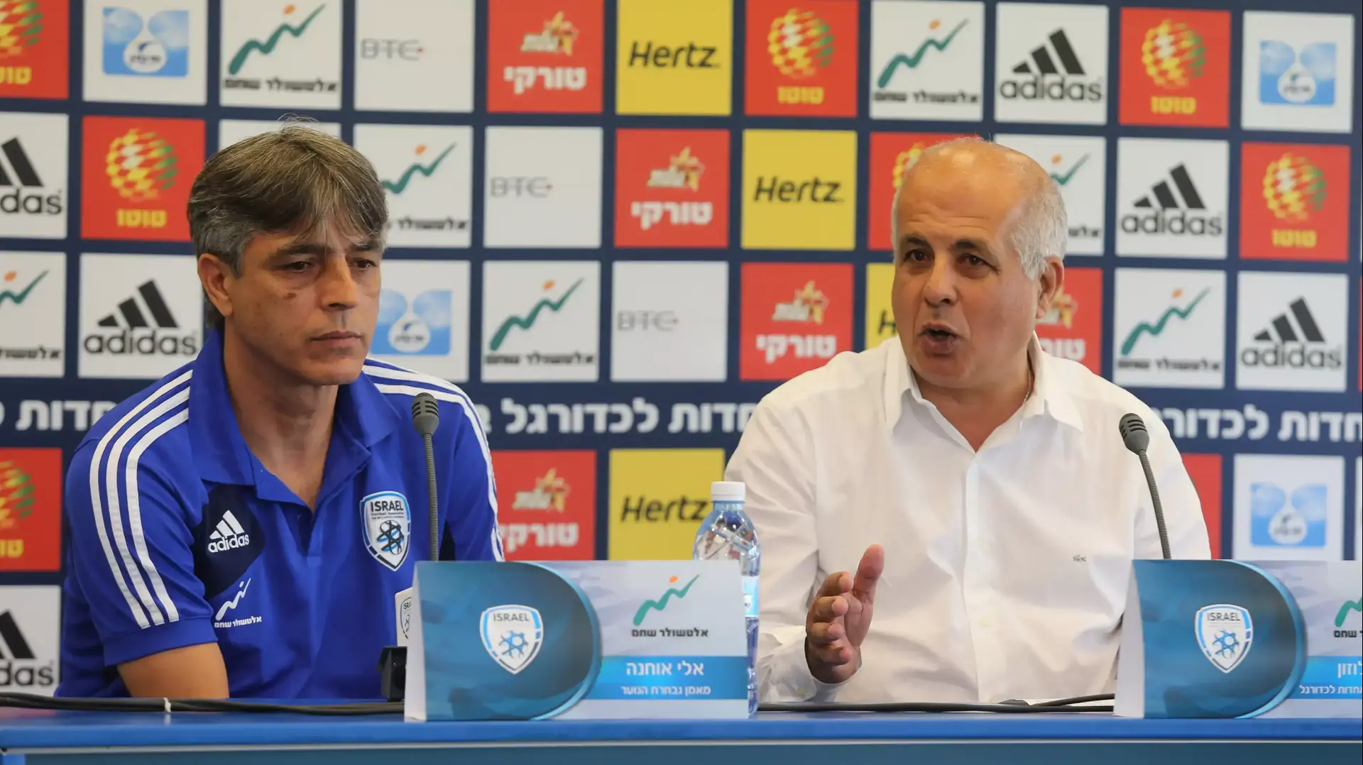 יו"ר ההתאחדות לכדורגל אבי לוזון (ימין) עם מאמן נבחרת הנוער אלי אוחנה (שמאל)