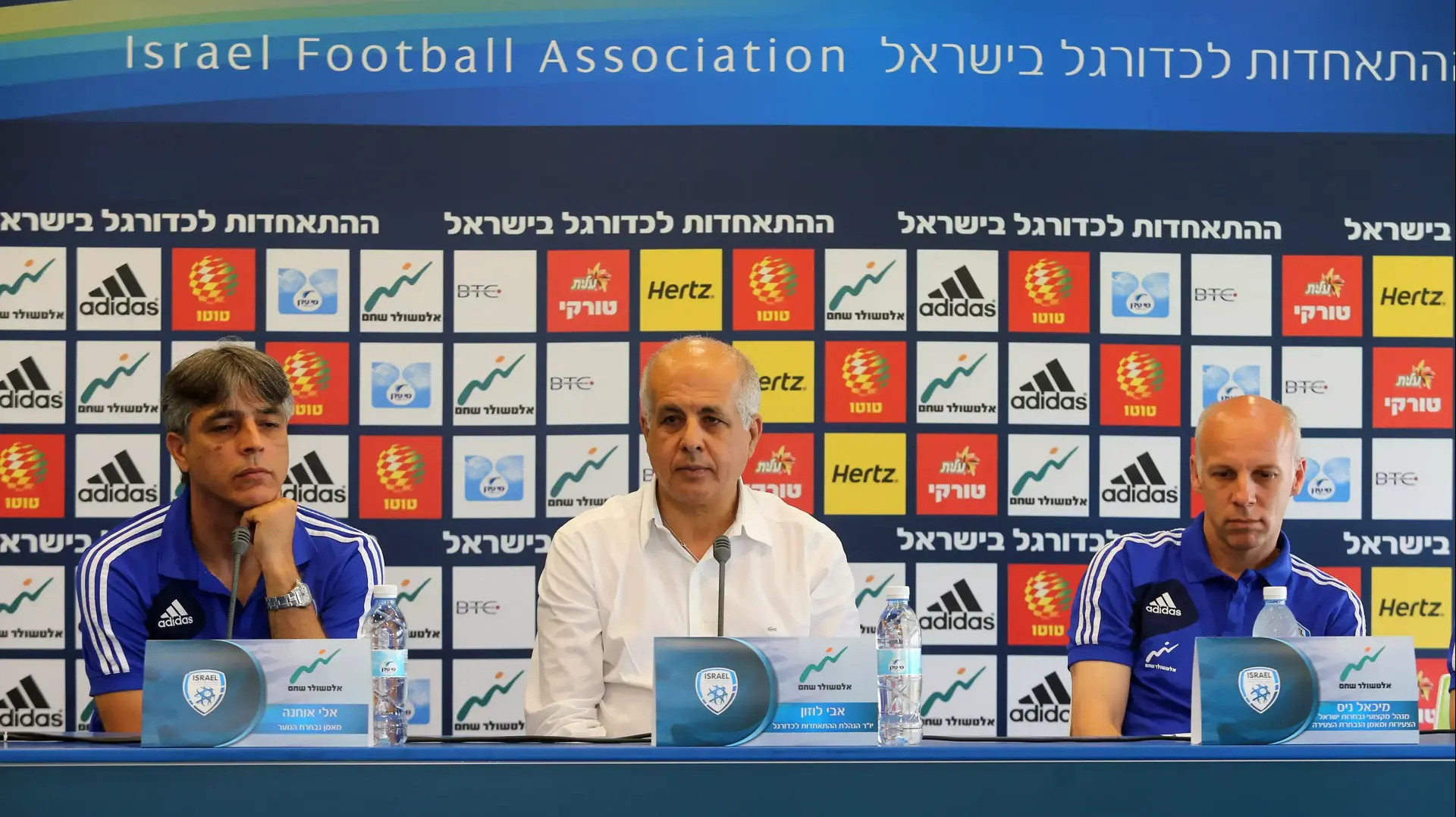 יו"ר ההתאחדות לכדורגל אבי לוזון (מרכז) מאמן נבחרת הנוער אלי אוחנה (שמאל) מנהל הנבחרות מיכאל נס (ימין)