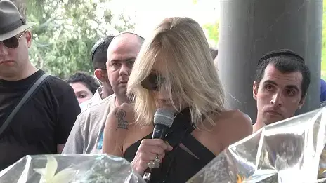 "לירן חולצה אפורה" בהלווייתה של חנה מרון