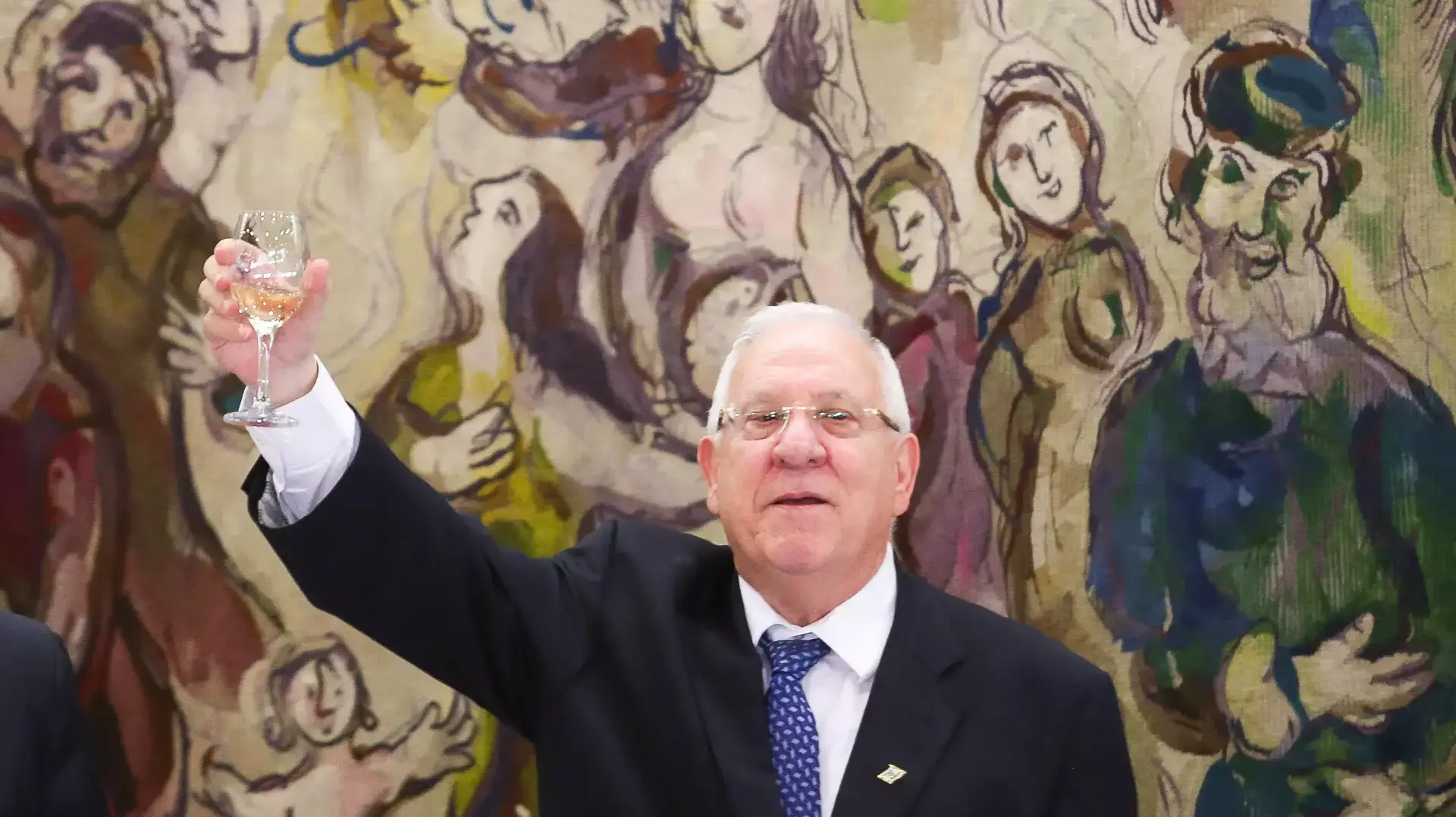 רובי ריבלין בהרמת כוסית לרגל בחירתו לנשיא החדש של מדינת ישראל. יוני 2014