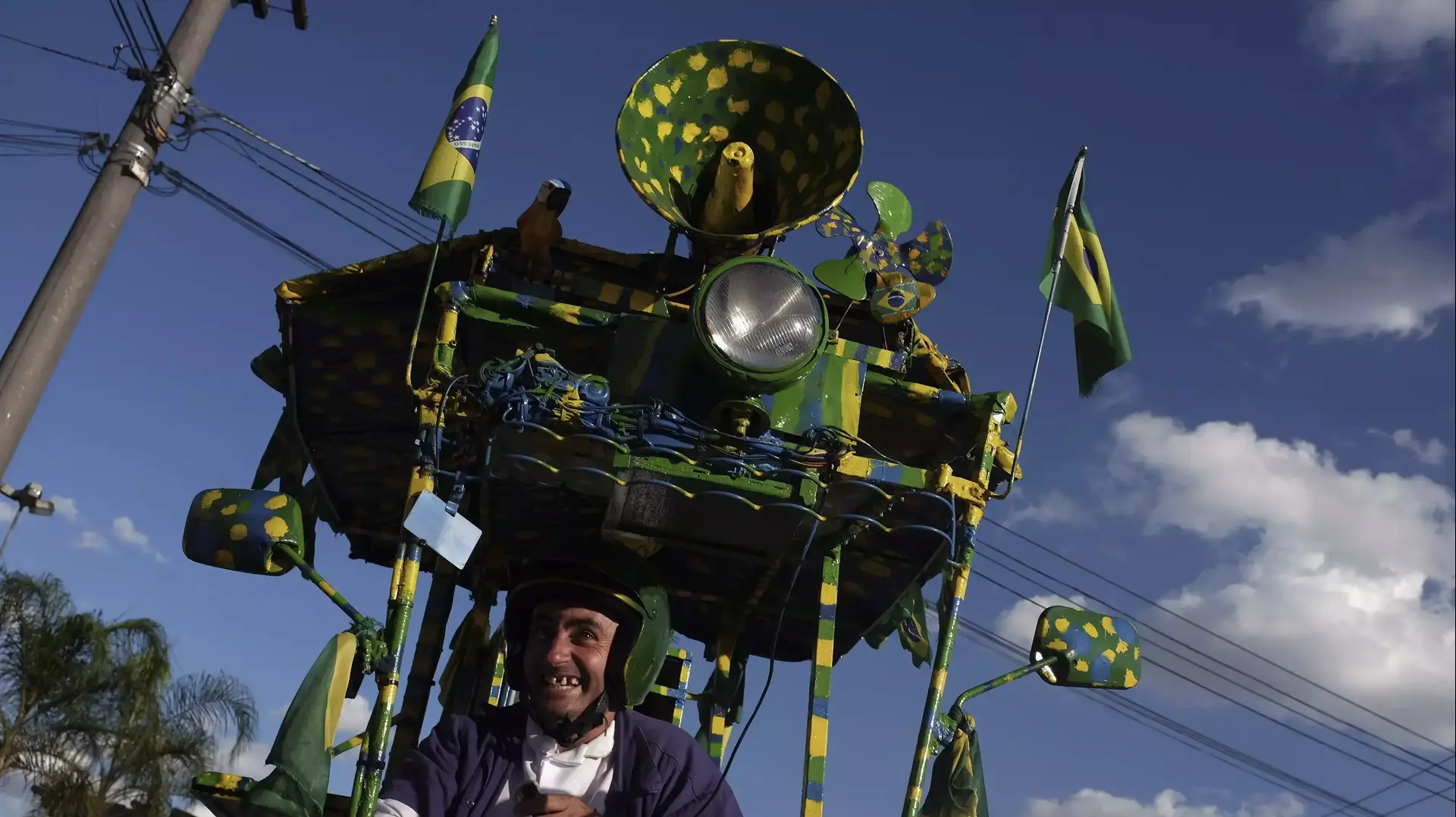 מוכר קוקוסים עם מכונית בצבעי דגל ברזיל מוכר קוקוסים עם מכונית בצבעי דגל ברזיל
