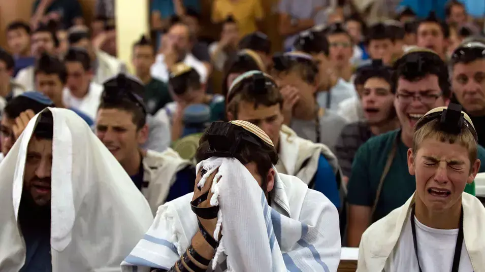 תלמידי הישיבה בכפר עציון מתפללים למען שלומם של חבריהם החטופים
