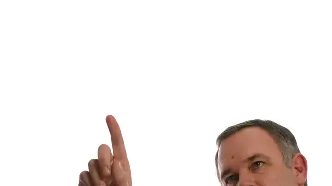 סועד  מנפנף למלצר