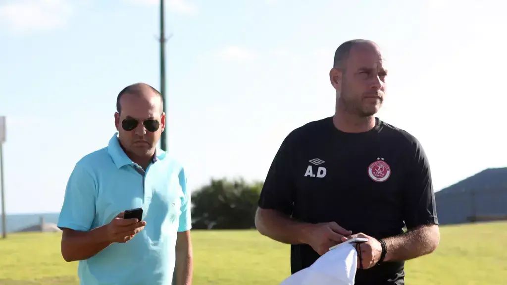 מאמן הפועל תל אביב אסי דומב לצד המנהל המקצועי איל ברקוביץ'