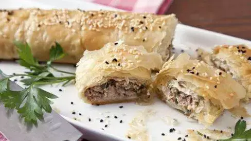 מאפה בצק פילו  במילוי בשר