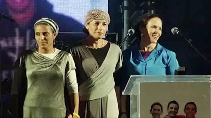 עשרות אלפים השתתפו בעצרת למען החטופים