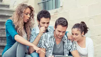 סטודנטים על מדרגות