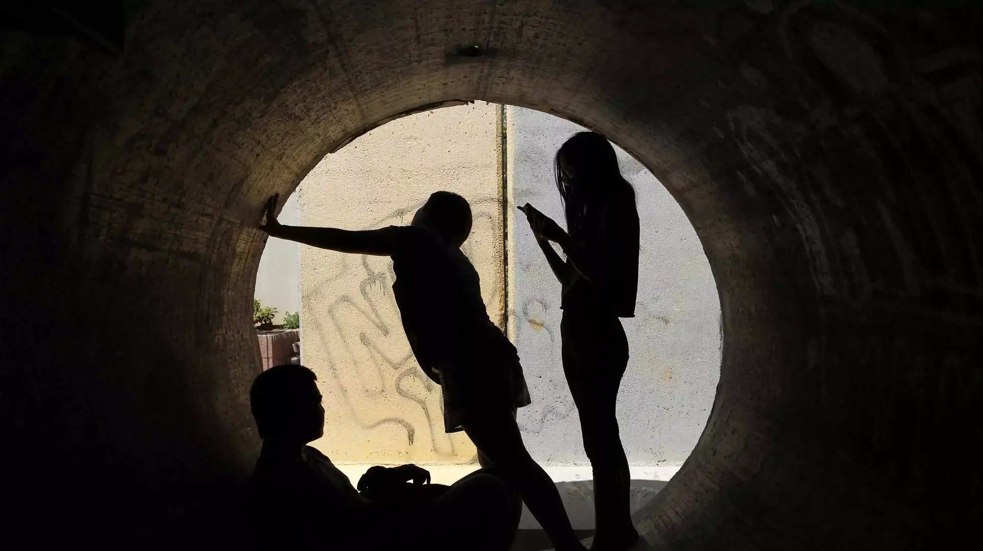 תושבי אשדוד תופסים מחסה במרחב מוגן בזמן אזעקה  8 ביולי 2014