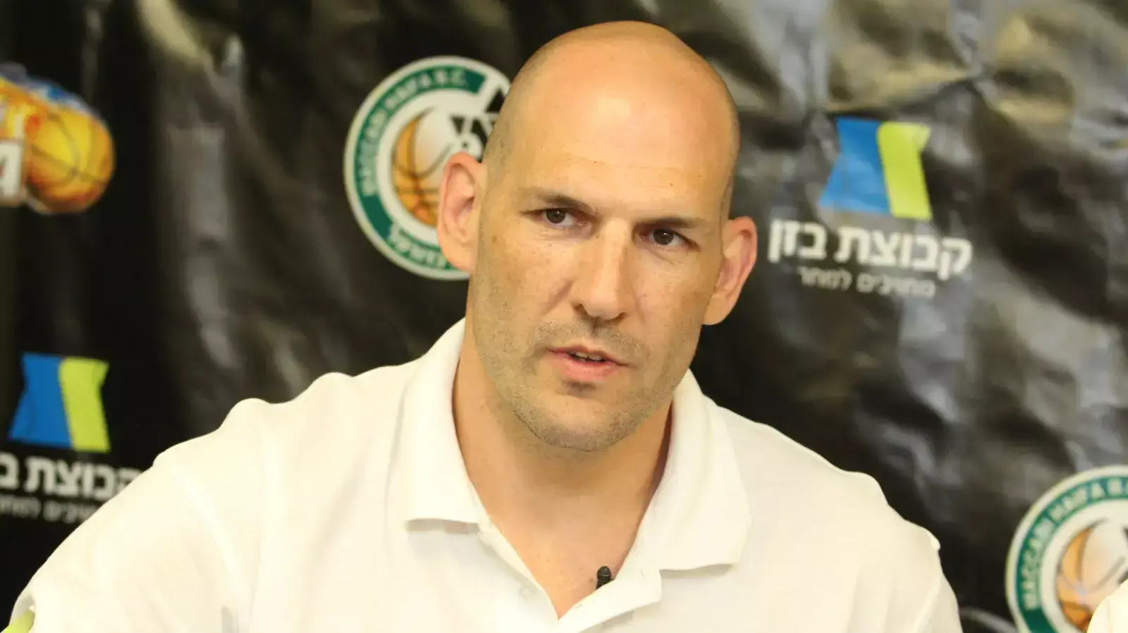 מנהל מכבי חיפה עידו קוז'יקרו (שמאל) סגן היו"ר ארנון שירן (מרכז) המאמן רמי הדר (ימין)