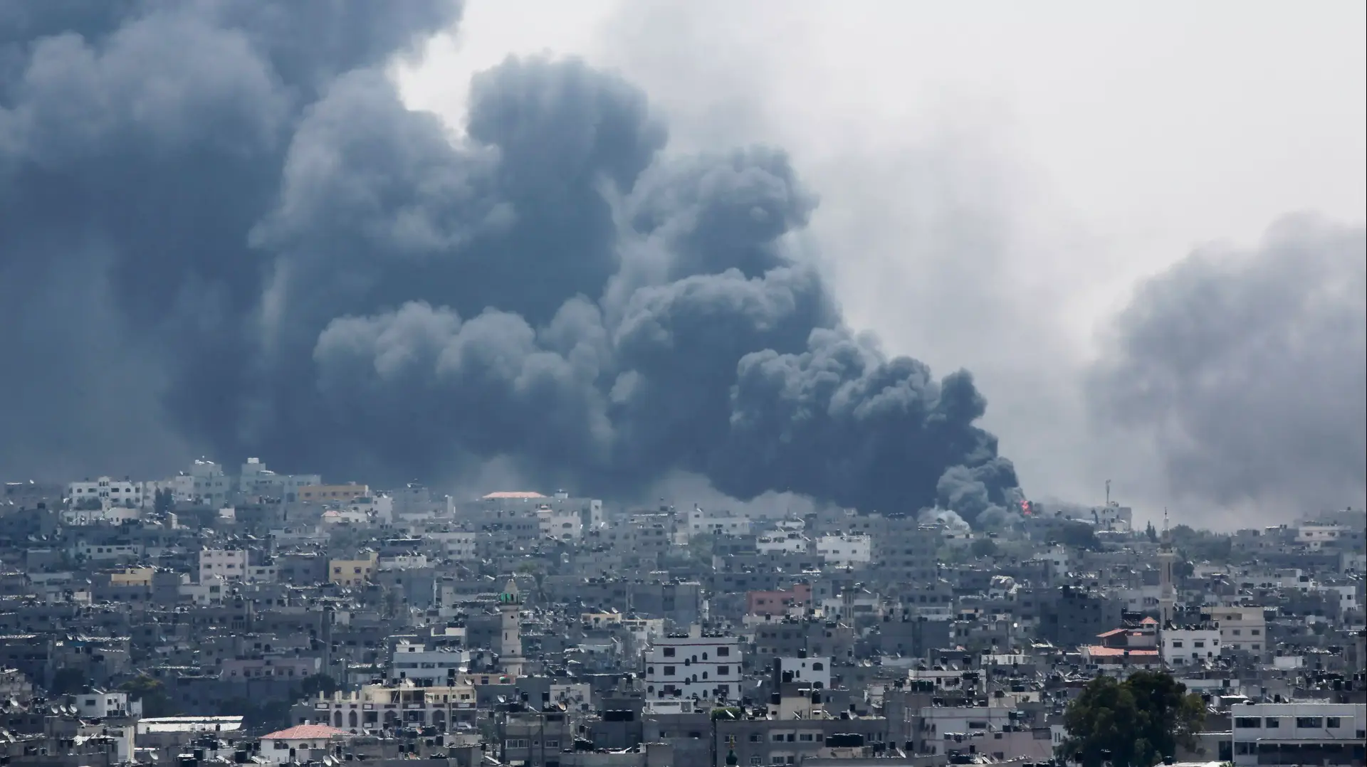 עשן מיתמר משכונת שג'אעיה בעיר עזה  מבצע צוק איתן, 20 ביולי 2014