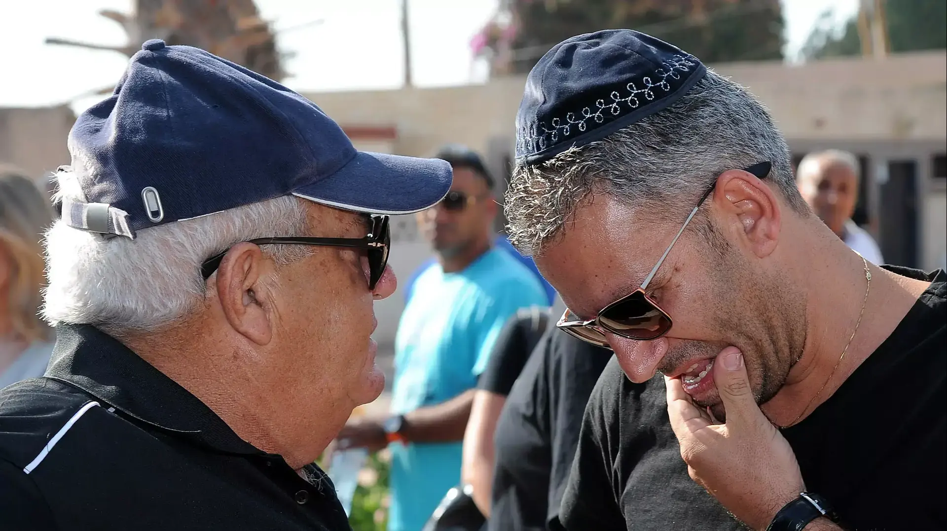 ניסן יחזקאל עם שלמה שרף בהלווית ניצן שירזי