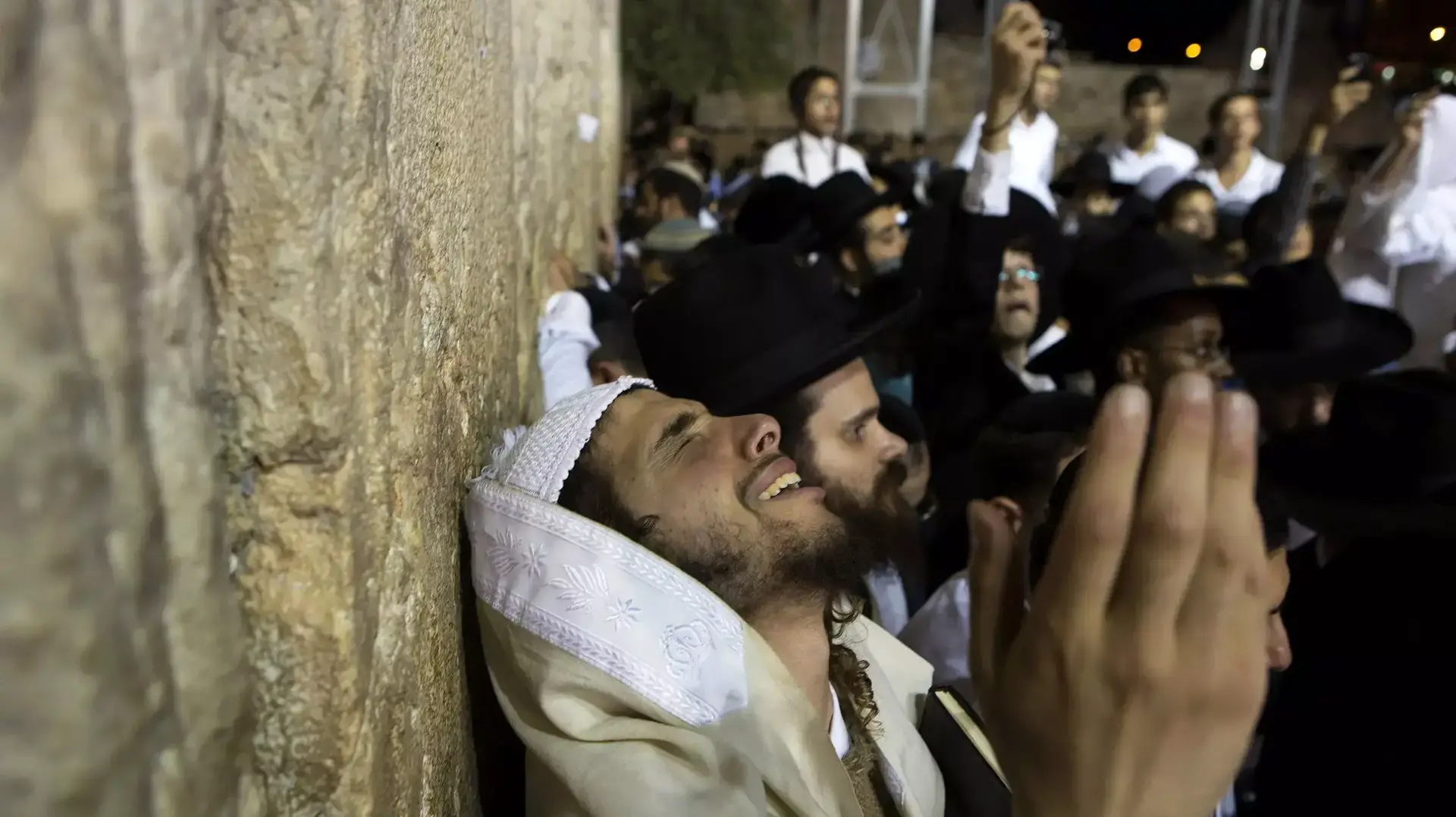 תפילה המונית בכותל במהלך מבצע צוק איתן