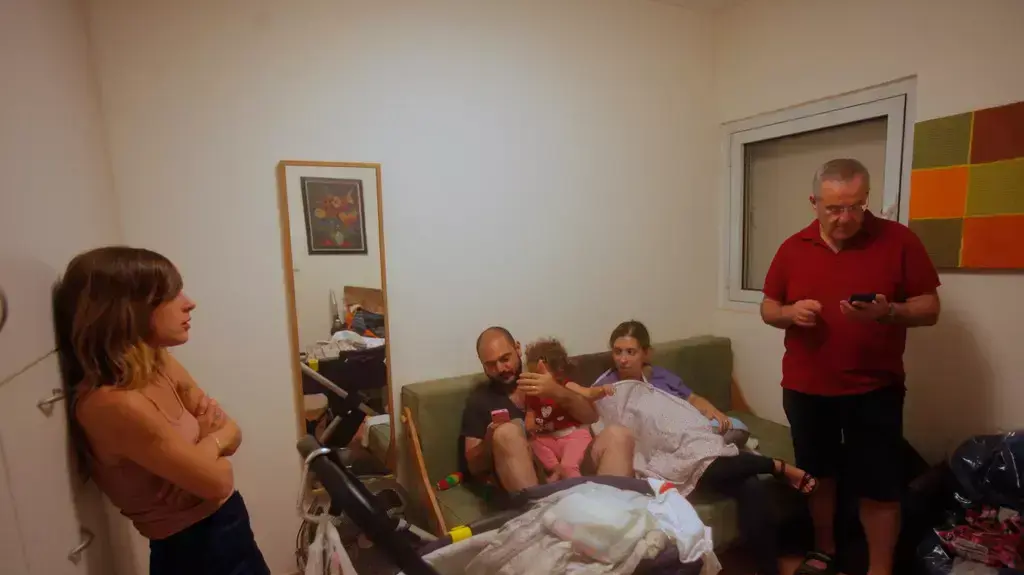 תושבים ברעננה בממ"ד בזמן אזעקה