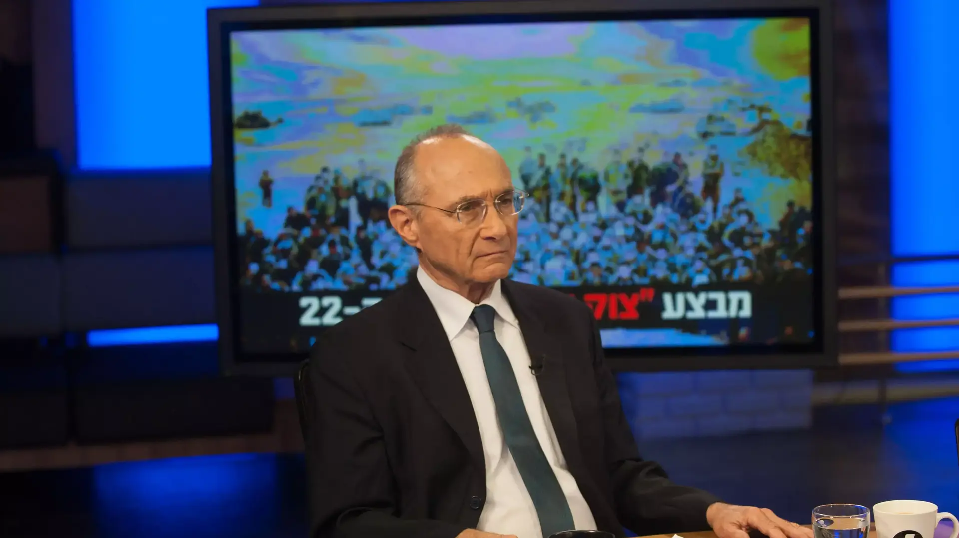 עוזי לנדאו באולפן וואלה! משדר מיוחד במהלך מבצע צוק איתן, יולי 2014