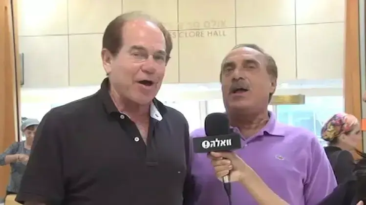 צמד רעים שר לחיילים פצועים בתל השומר