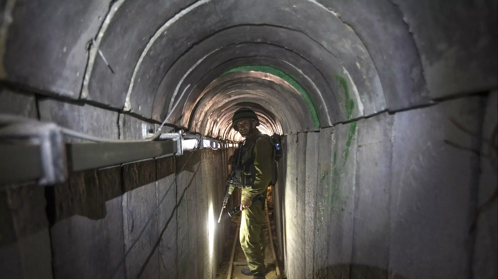 קצין צה"ל במנהרה שחפרו אנשי חמאס בגבול עזה, מבצע צוק איתן, יולי 2014