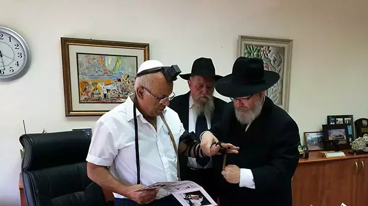 אביגדור קבלני מניח תפילין