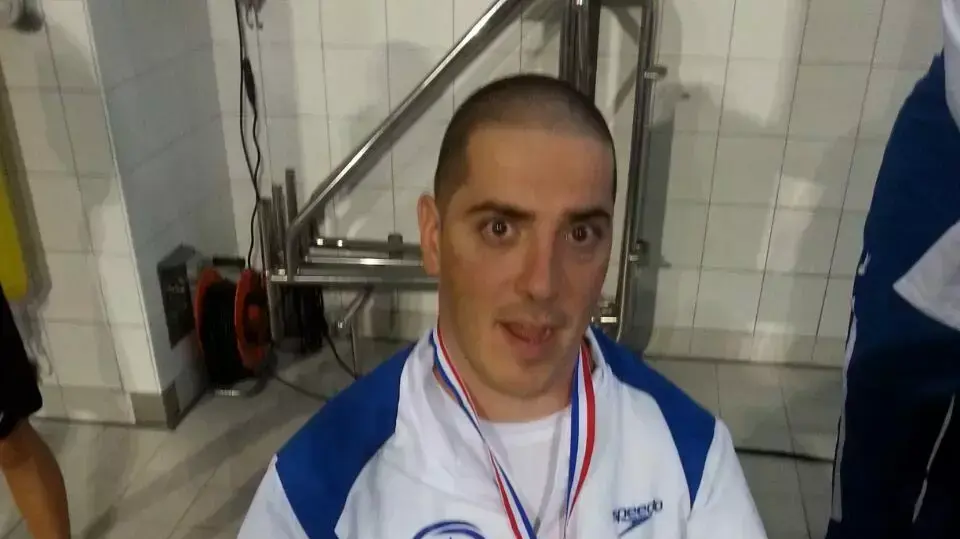 השחיין יצחק ממיסטבלוב עם מדליית הכסף באליפות אירופה בשחייה לנכים