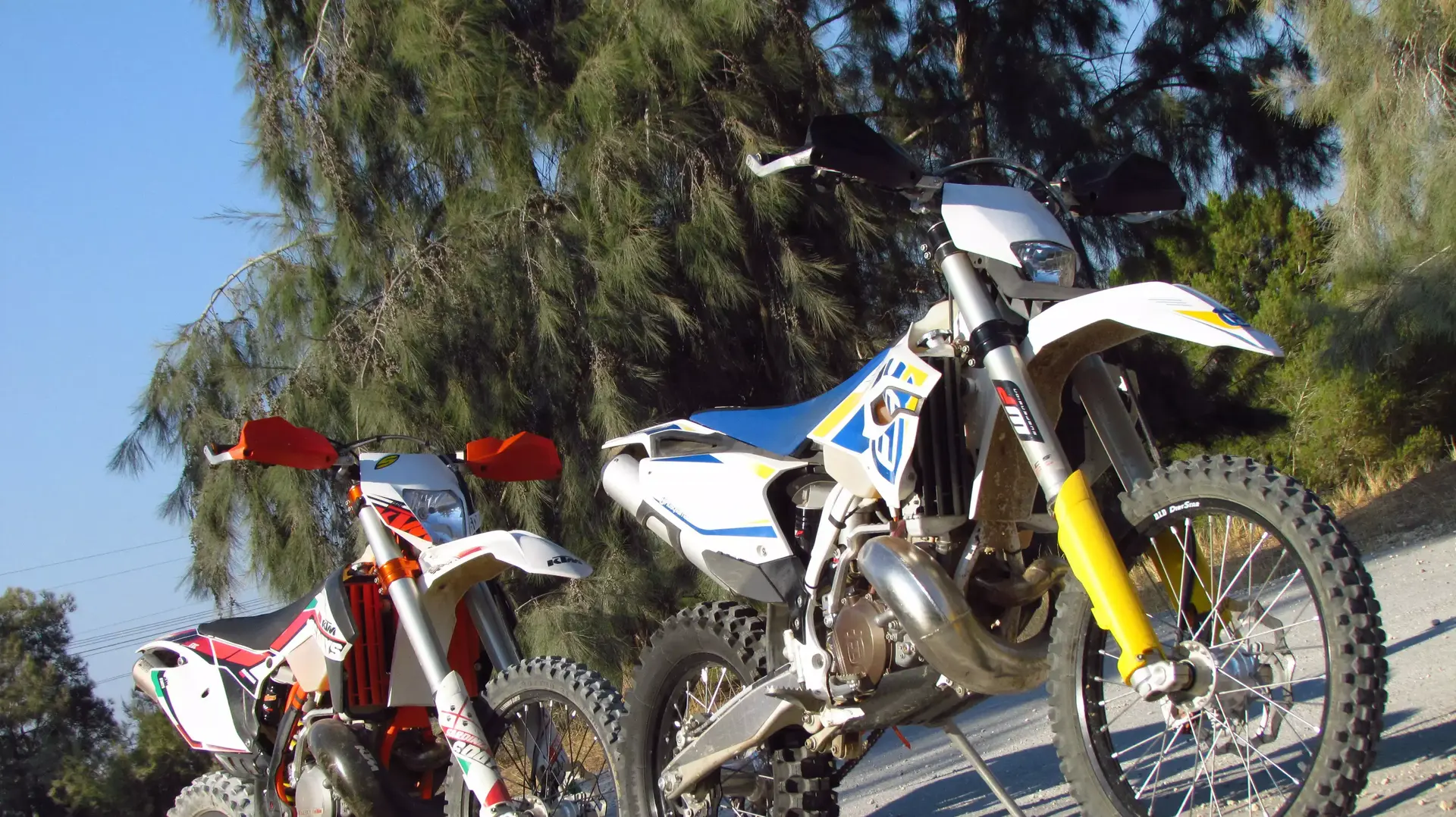 מבחן השוואתי הוסקווארנה 300 שתי פעימות מול KTM סיקס דייז 300 שתי פעימות