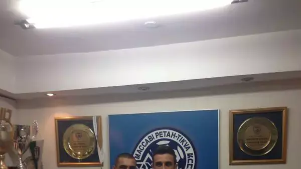 קוסטדין אזורוב שחקן מכבי פתח תקוה (ימין) עם עומר גולן המנהל המקצועי