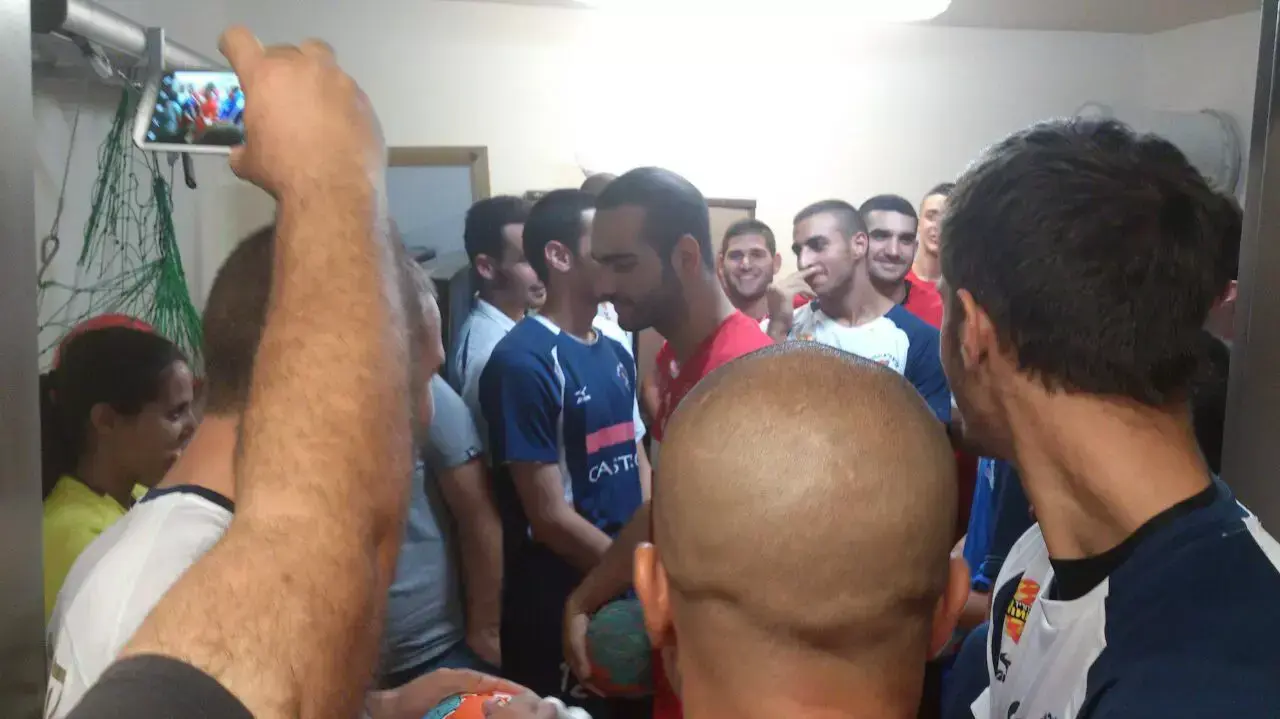 שחקני הכדוריד של הפועל אשדוד ושל אס"א תל אביב בזמן אזעקה שחקני הכדוריד של הפועל אשדוד ושל אס"א תל אביב בזמן אזעקה