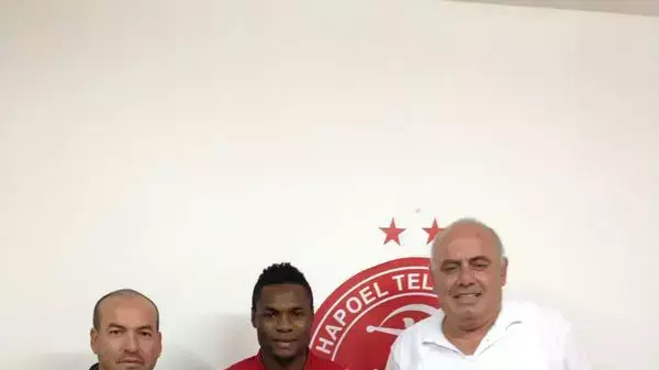 פרנסיס בנג'מין שחקן הפועל תל אביב עם סוכנו משה הר אדיר והמנהל המקצועי איל ברקוביץ'