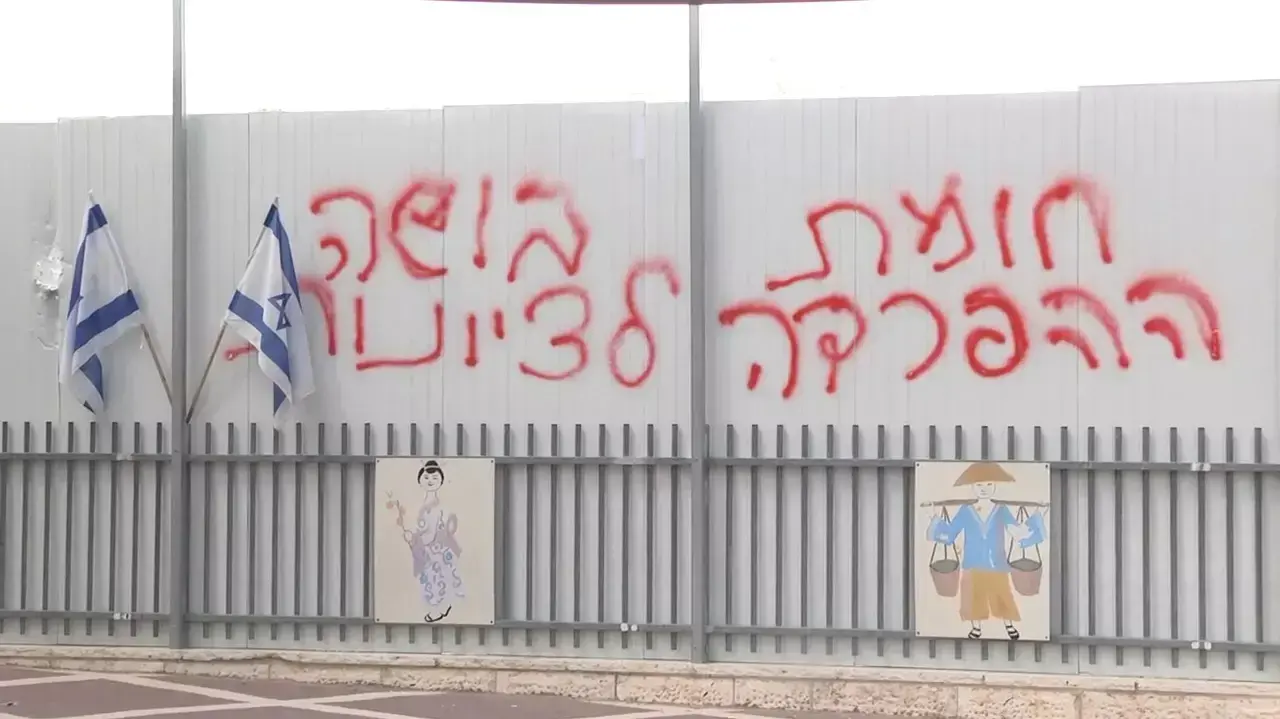 ההורים החילונים נלחמים על בית הספר: "הצבת החומה - בריונות" ההורים החילונים נלחמים על בית הספר: "הצבת החומה - בריונות"