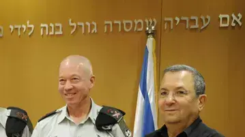אהוד ברק ויואב גלנט, בטקס חילופי מפקד פיקוד דרום בלשכת הרמטכ"ל בקרייה.