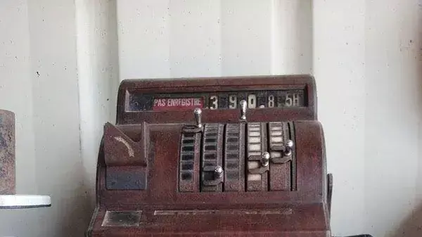 פרטי וינטג' לבית בחנויות יד שנייה