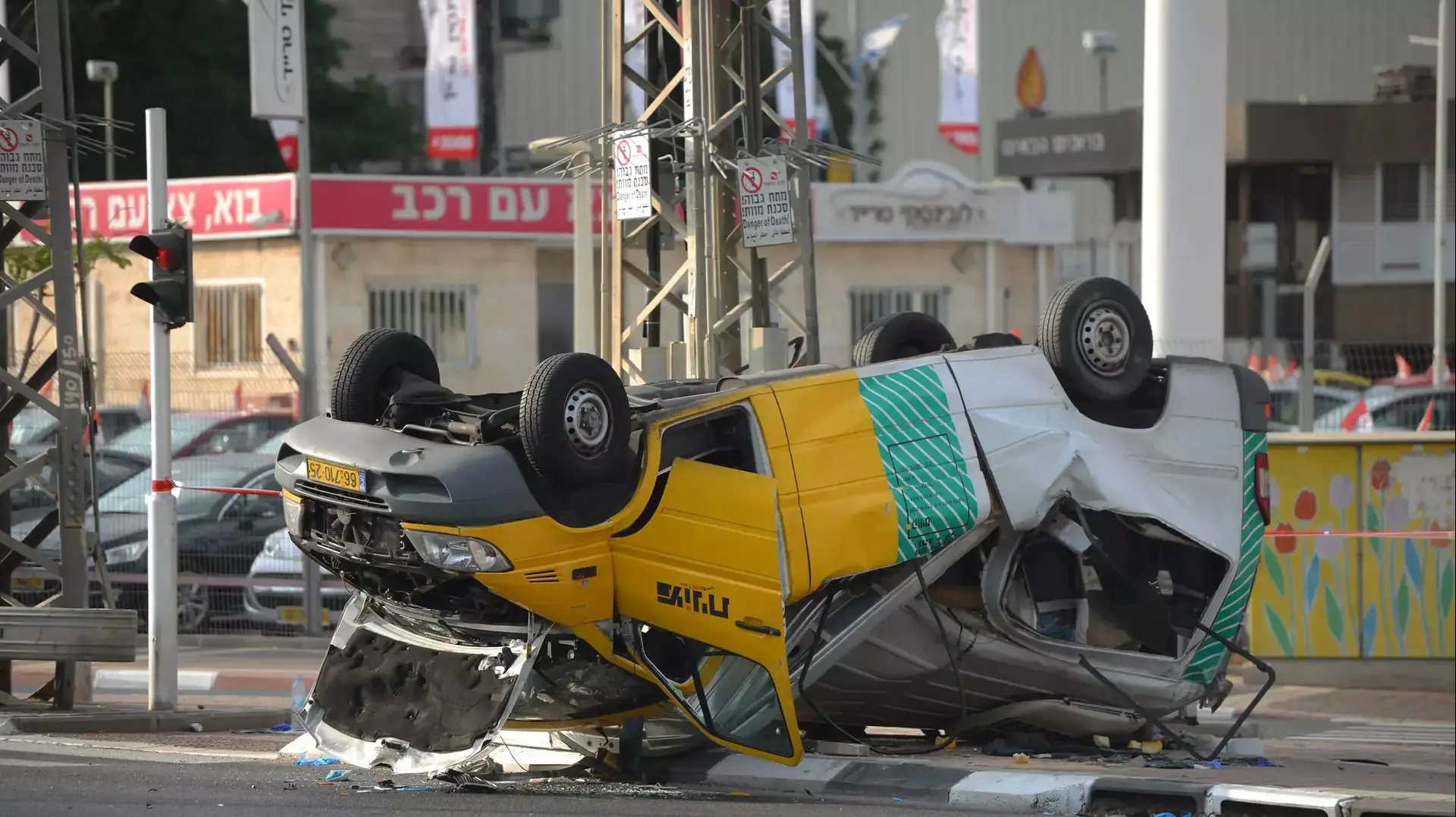 שמונה פצועים בהתהפכות מונית שירות בפתח תקווה, אוקטובר 2014
