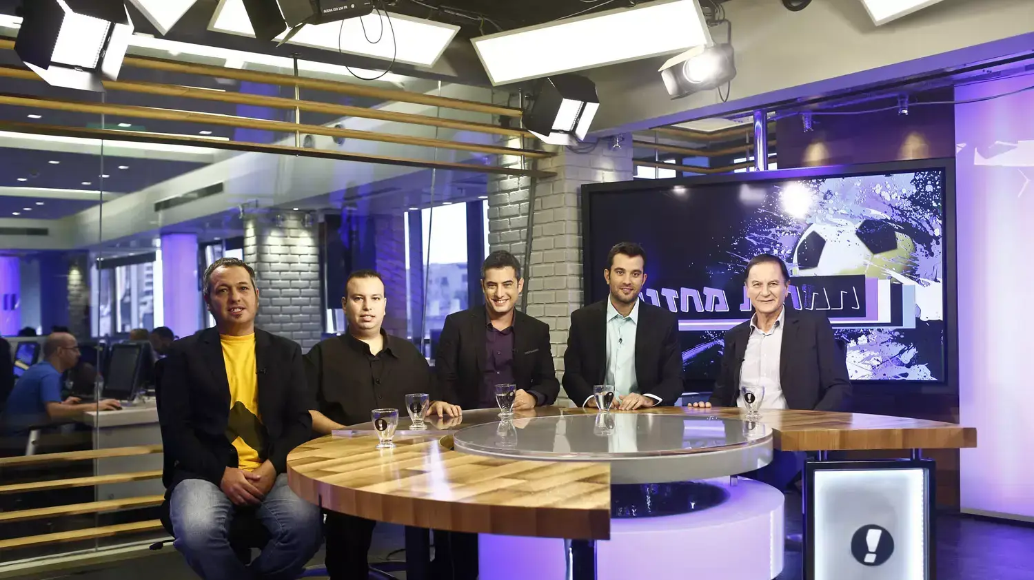 אולפן תמונת מחזור עם אלי כהן, אורן יוסיפוביץ, ענבל מנור, אופיר סער, חמי אוזן אולפן תמונת מחזור עם אלי כהן, אורן יוסיפוביץ, ענבל מנור, אופיר סער, חמי אוזן