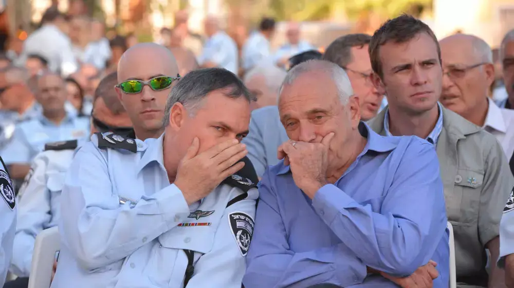השר לביטחון פנים יצחק אהרונוביץ' ומפכ"ל המשטרה יוחנן דנינו בטקס החלפת מפקד מחוז מרכז ברמלה