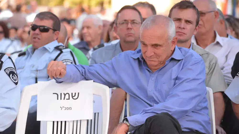 השר לביטחון פנים יצחק אהרונוביץ' הכיסא הריק של המפכ"ל בטקס חילופי מפקד מחוז מרכז ברמלה
