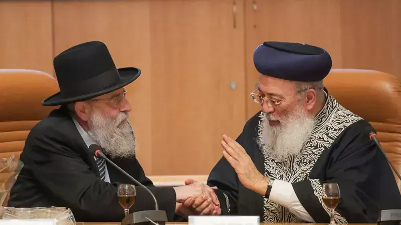 הרב שלמה עמאר והרב אריה שטרן הרבנים הראשיים של ירושלים עם ראש העיר ניר ברקת