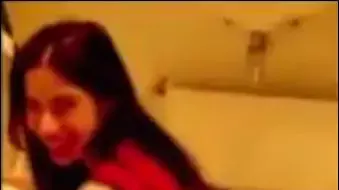 הצטלמה כשהיא עושה את צרכיה על דגל ישראל - ונעצרה