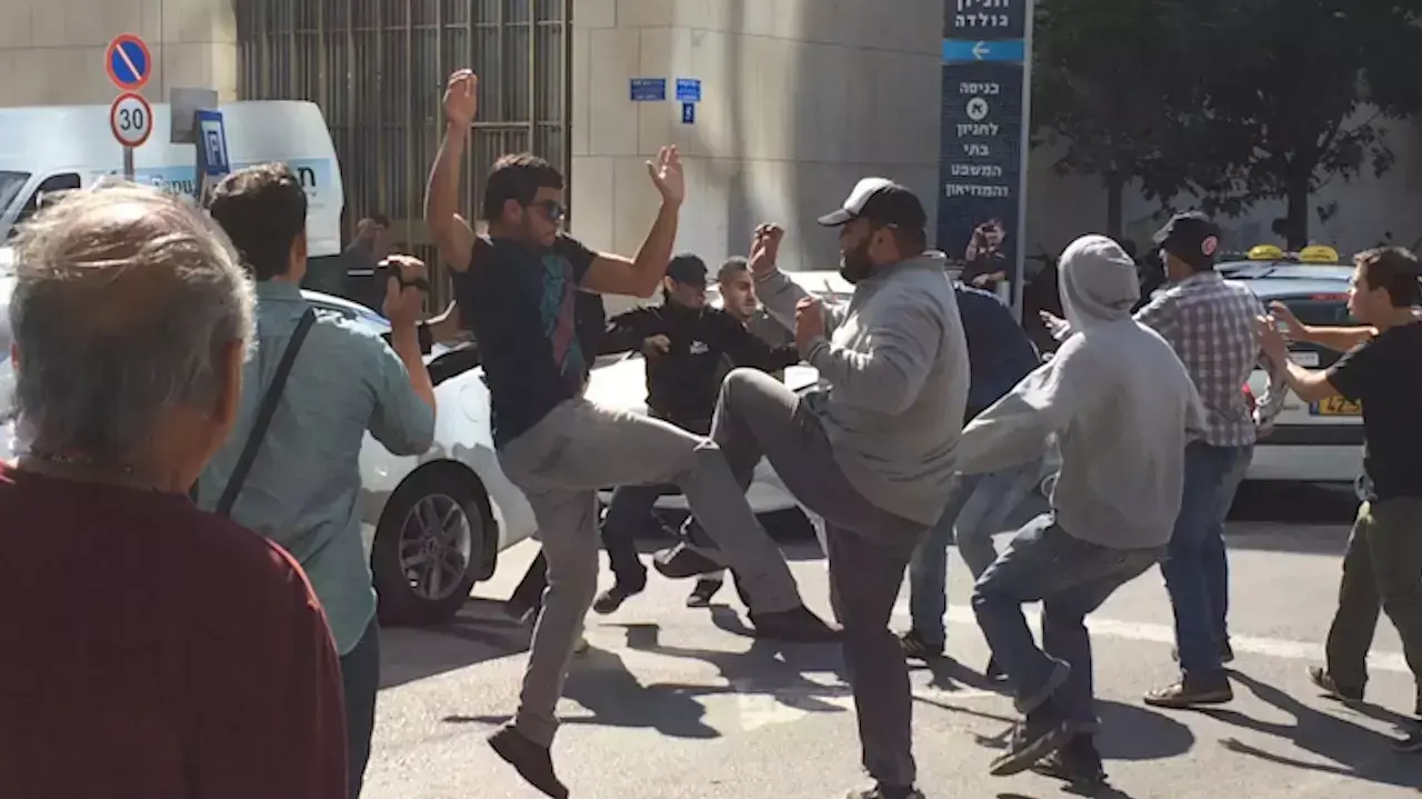 הוארך מעצר האוהד שתקף את זהבי - קטטה פרצה מחוץ לבית המשפט