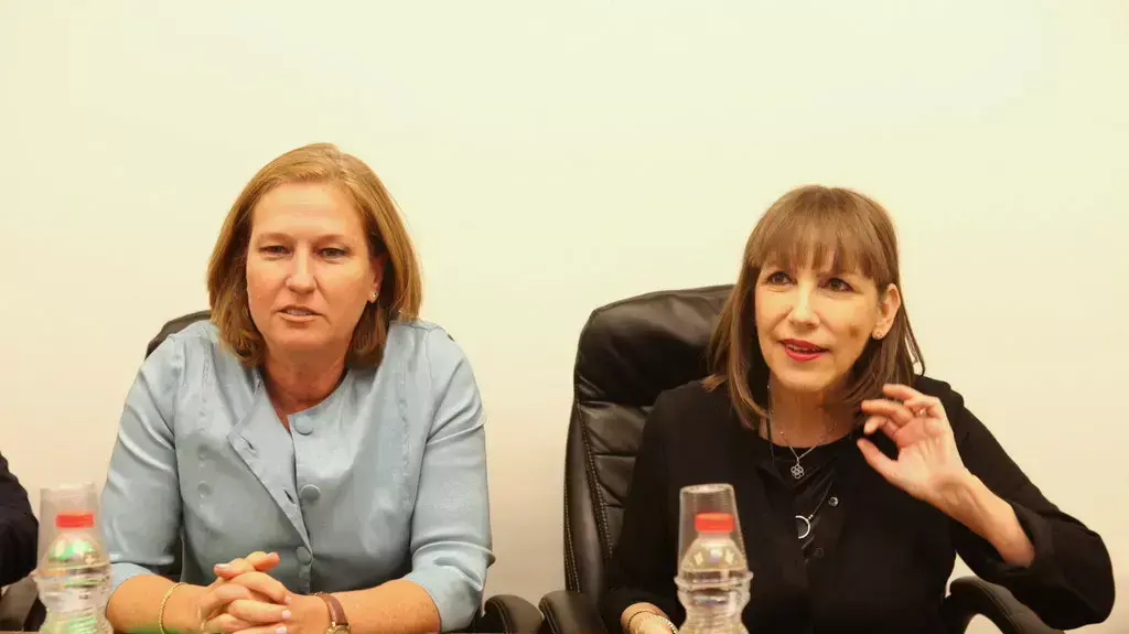 שרת התרבות הספורט לימור לבנת (ימין) שרת המשפטים ציפי לבני (שמאל) בישיבת מנהלת הליגה