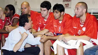 ספסל הפועל אביב גילי מוסינזון ערן יצחק גרי גנדל רועי ניצן